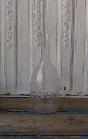 1800tals smuk svensk karaffel med snoet optik.