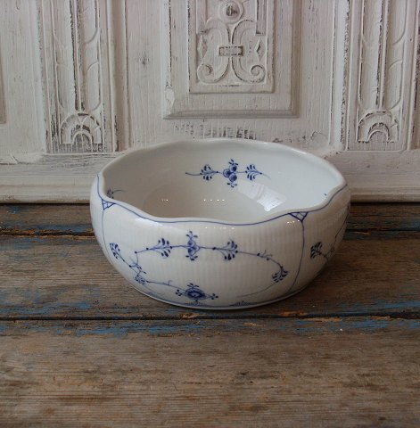 Royal Copenhagen Musselmalet riflet sjælden stor salatkumme med bølget kant no. 451