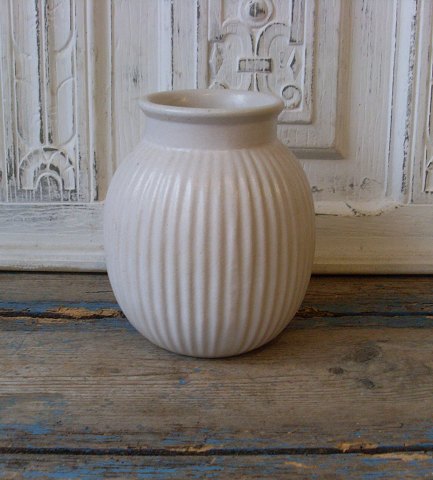 Michael Andersen riflet vase i lys glasur 17,5cm.