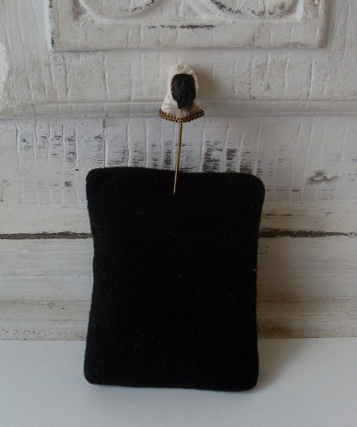 Victoriansk stick pin i 9kt guld, hvid og sort koral i form af musselmand ca. 1860.