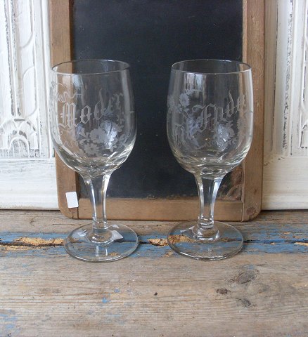 "Don Carlos" erindringsglas med slebet stilk, slebet blomster dekoration samt teksten "til moder - til fader"