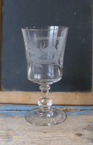 Gammelt fransk vinglas med ætset dekoration samt teksten "Souvenir de Granville" 15,5cm.