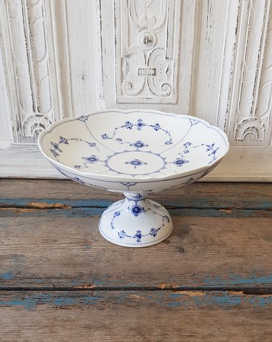 Royal Copenhagen Musselmalet riflet salat/kage skål på fod, med bølget kant no. 458