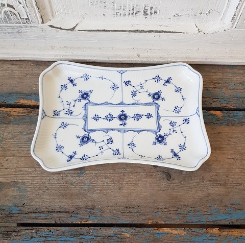 Royal Copenhagen Musselmalet riflet bakke no. 269, 1. sort.