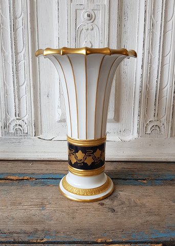 Royal Copenhagen, Juliane Marie Mærket Hetsch vase med kongeblå bort dekoreret med efeu i guld
