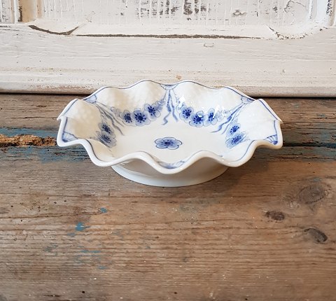 B&G Empire dish with wavy edge