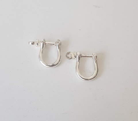 Pair of cufflinks in sterling silver made as shackles