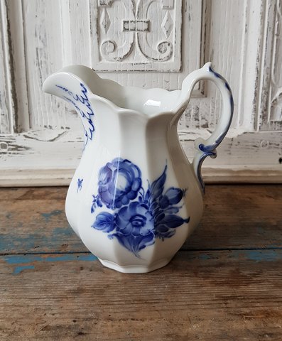 Royal Copenhagen Kantet Blå Blomst mælkekande No. 8520