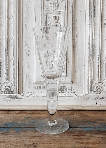 Stor tragtformet pokal 28 cm.