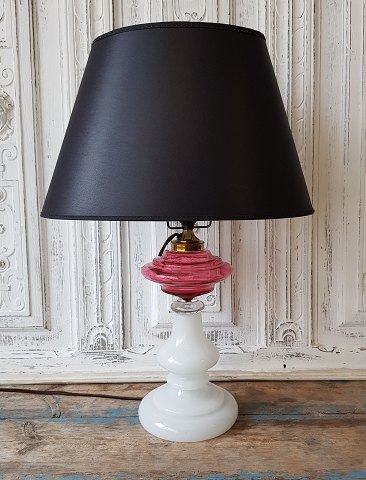 1800tals opaline lampe med oliebeholder i rosa/hindbær farvet glas