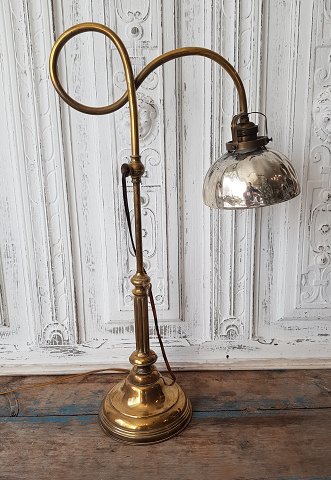 Skrivebords lampe i messing med skærm i fattigmadssølv