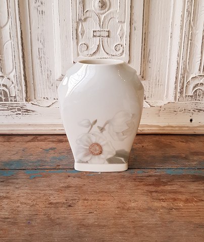 B&G Art Nouveau vase dekoreret med julerose i relief no. 3925/112 - produceret mellem 1902-14
