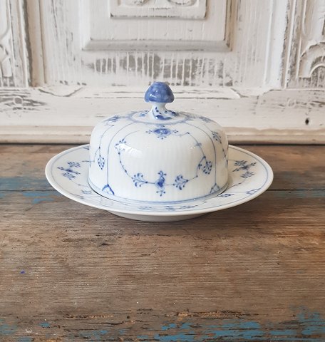 Royal Copenhagen Musselmalet riflet smørkande/smørskål med fast underfad.No. 4