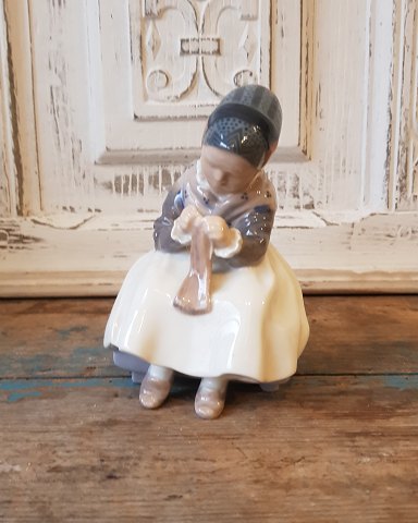 Royal Copenhagen figur, Amagerpige der strikker No. 1314