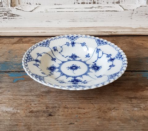 Royal Copenhagen Musselmalet helblonde lille dybtallerken no. 1081 - diameter 15 cm.