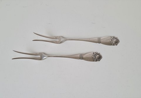 Sleeve fork in silver decorated with rose in relief 13 cm.