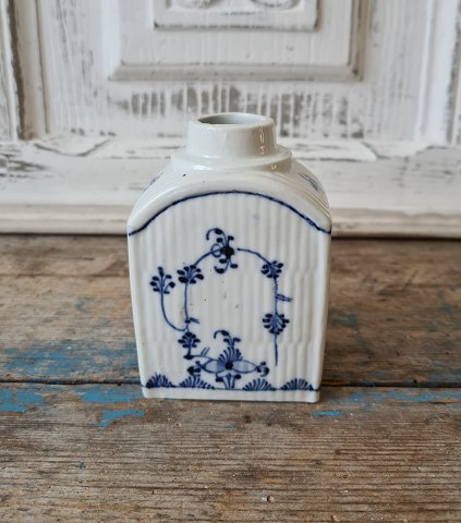 Tea container with blue fluted decoration from the end of the 18th century