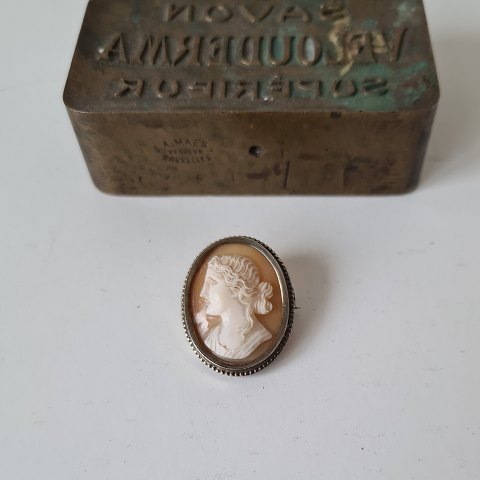 Camo brooch