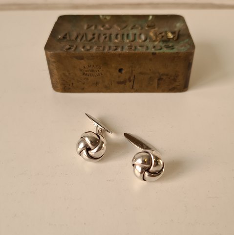 Classic knot cufflinks made of Hugo Grün