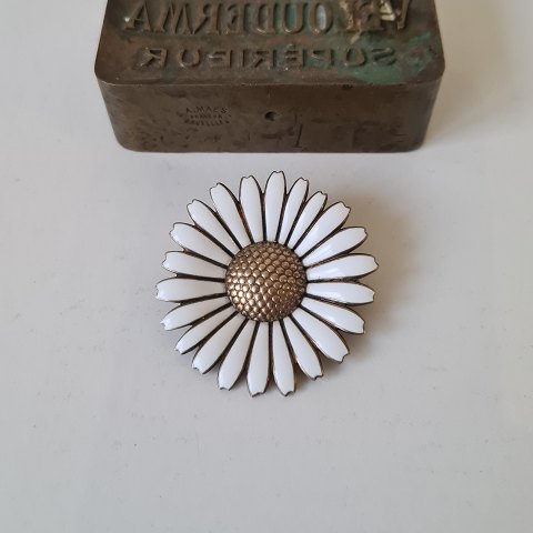 Marguerite brooch in enamel and gilded silver by Viggo Pedersen 4.5 cm.