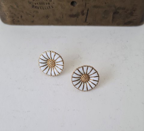 Anton Michelsen Marguerite - Daisy Earrings in gold-plated sterling silver and white enamel 11.6 mm.