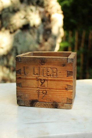 Decorative, old Swedish grain goal in wood with a really nice patina.Fine for storing cutlery or for herbs...