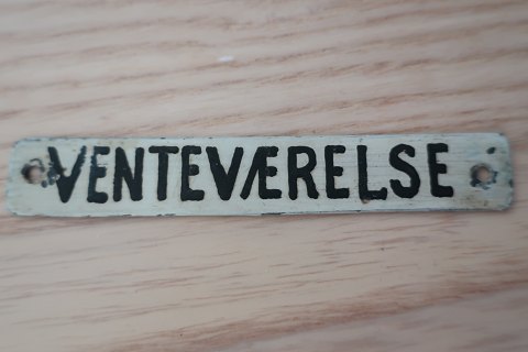 Ein kleines Schild aus Emaille gemachtTekst: Venteværelse (Wartezimmer)Das Schild ist kleinIn gutem Zustand
