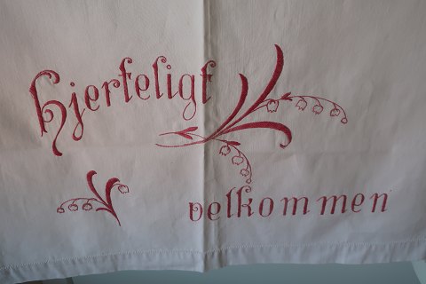 Parade pieceA beautiful old parade piece with handmade red embroidery88cmx 67cmThe antique, Danish linen and fustian is our speciality