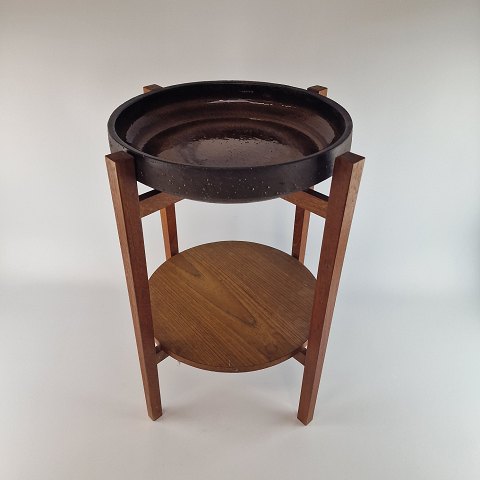 Opsats af teaktræmed keramikfad