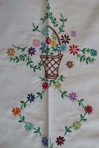 Gammel dugHåndbroderet med  farvet broderiCa. 160cm x 93cm