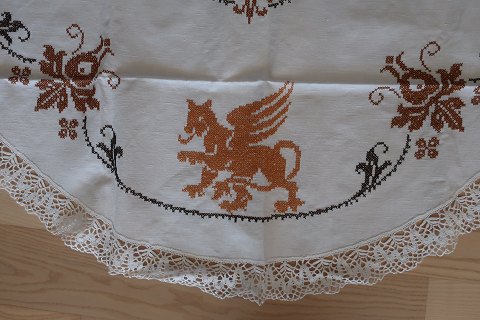 Old table clothWith embroidery in colours - made by handDiam: 128cmIn a good condition