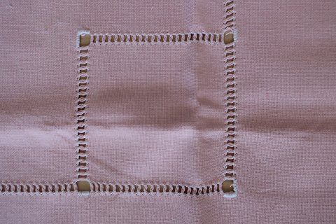 Gammel dug
Håndbroderet med hvidt broderi
Ca. 117cm x 106cm