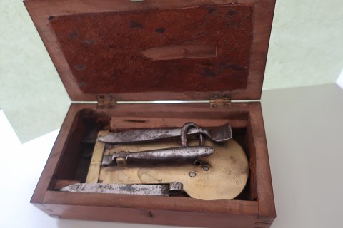 Udstyr til Åreladning (Venesection)Komplet og med ekstra knivI original æske - se det smukke snedker-håndværkUdstyret er bl.a. i smuk messing.Åreladning er en type medicinsk sygdomsbehandling, som blev brugt helt tilbage i oldtiden.