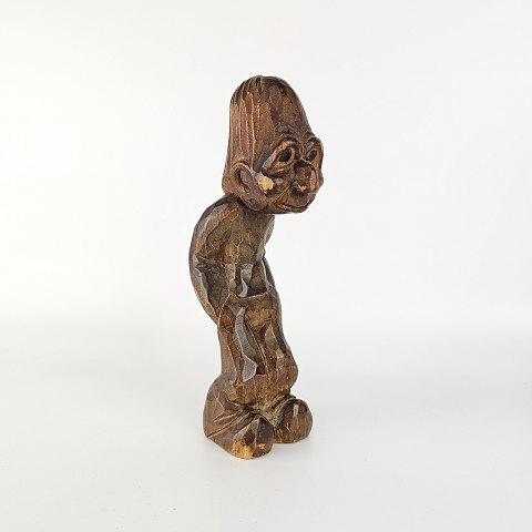 Dam figurMand med hænderne ilommerne
