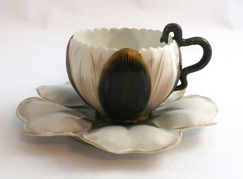 Bing & Gröndahl. Small cup. Handle in the shape of a snake. Diameter of saucer 11.5 cm. Height of cup 4.5 cm. Saucer has a defect. See photo.