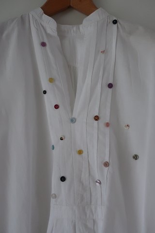 Goldli-Design:Smuk gammel særk /kjole / tunika med lange ærmerUp-stylet af Goldli-Design dekoration med knapperSmuk og spændende unika beklædningAntikt, dansk linned og olmerdug er vores speciale, og vi har altid et bredt udvalg af viskestykker,