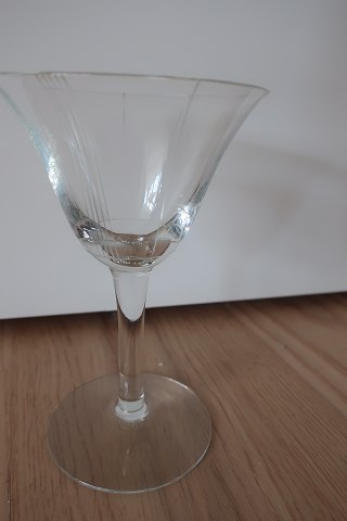 Glas für Weiss WeinHolmegaard Glasværk in DänemarkName: Birkholm GlasDesign Per Lütken, Dänemark1942H: um 13cm12 stk.Preis pro stk. = DKK 90,- Preis für alle 12 Gläser = DKK 900,- In gutem Zustand