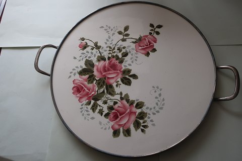 Antikt lagkagefad af porcelæn
Med kant i nikkel + 2 fødder + 2 håndtag
Fra dengang, hvor alt, som blev lavet, var lavet med et praktisk sigte
Giv dine kage et ekstra eksklusivt løft med dette fad
Diam: 30cm
Flot stand