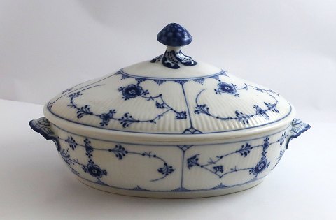 Royal Copenhagen. Musselmalet, riflet. Ovalt lågfad. Model 283. Længde 27,5 cm. Bredde 18 cm. (1 sortering). Produceret før 1923