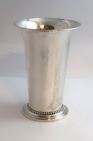 Georg Jensen. Sterling sølvvase hammerslået. Model 107. Højde 13,5 cm. Produceret 1925-1932