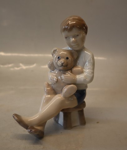 5652 Kgl. Dreng med bamse 11.5 cm Sterett Kelsey Kongelig Dansk Porcelæn