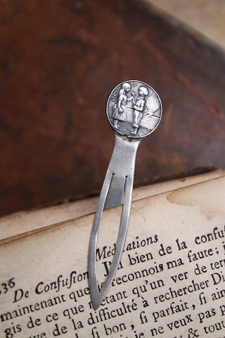 Gammelt bogmærke i sølv (stemplet) Længde 6cm. med motiv af lille dreng & pige.