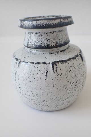 Svend Hammerhøj (1873 - 1948) - buttet keramikvase med askeglasur.