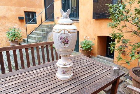 Royal CopenhagenKæmpe lågkrukke med ørn på toppen