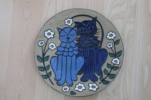 Sjældent og stort fad / vægfad, Keramik af Hildegon, den kendte keramiker fra 
Als i Sønderjylland
2 kattefigurer
Diam: 36,5cm
Indridset: Hildegon Als
Forberedt til ophæng
Hildegon