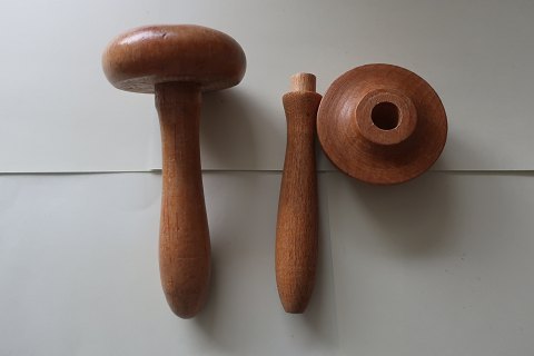 Stoppeæg / stoppehat 
Det ene stoppeæg kan skilles ad, så der er plads til bl.a. stoppenåle
De er af en god kvalitet og i god stand, så de har fortsat et glat stoppehoved
L: 12cm
Vi har et stort udvalg af håndarbejdsredskaber