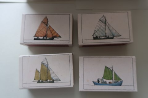 For samlere: Pibetændstikæsker med tændstikker 
Originale fra IRMA
Med skibsnavne; i alt 4 forskellige navne
Inkl. original label på plasticomslaget
Af label fremgår det, at æskerne er Skibe Serie 2
Antal æsker i alt 29
L: 6cm
B: 3,5cm