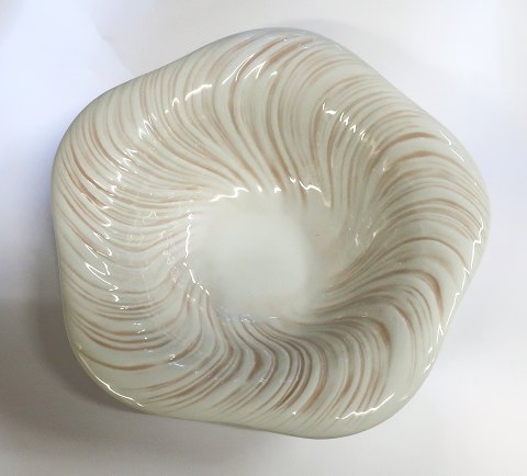 Royal Copenhagen. Rosa Konkylie. Design ; Arje Griegst. Dyb desserttallerken. Diameter 20,5 cm. Model 14173.  (1 sortering).