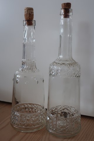 2 smukke antikke karafler
Se de smukke mønstre i glasset
Det var dengang, der blev gjort noget ud af glasarbejdet
H: ca. 29cm
Fra starten af 1900-tallet