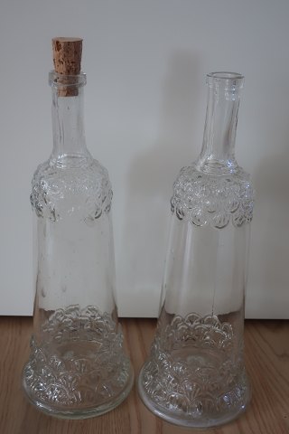 2 smukke antikke karafler
Se de smukke mønstre i glasset
Det var dengang, der blev gjort noget ud af glasarbejdet
H: ca. 30cm
Fra starten af 1900-tallet
Sælges samlet